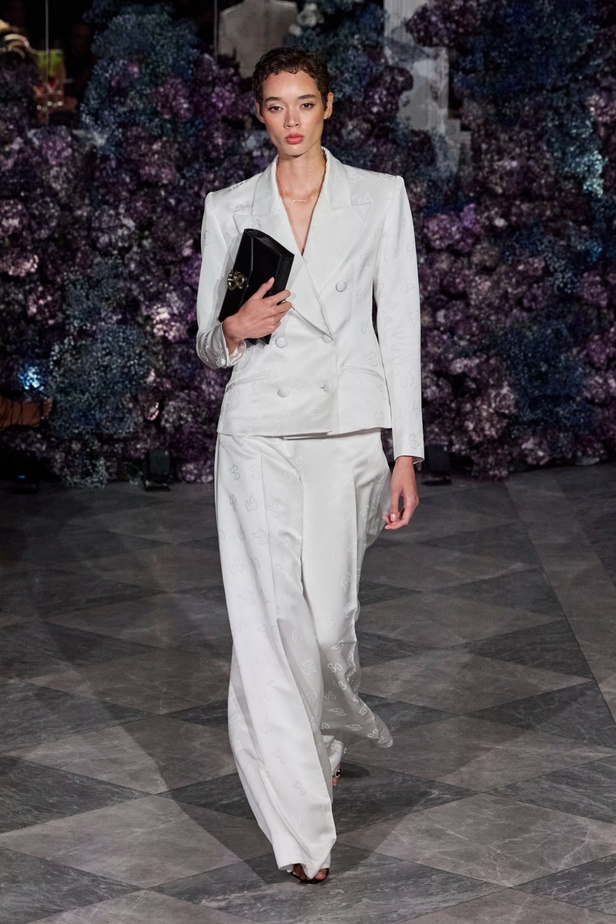 كريستيان سيريانو يحتفل بمرور 15 عامًا على تأسيس العلامة بعرض أزياء مميّز ومرصع بالنجوم