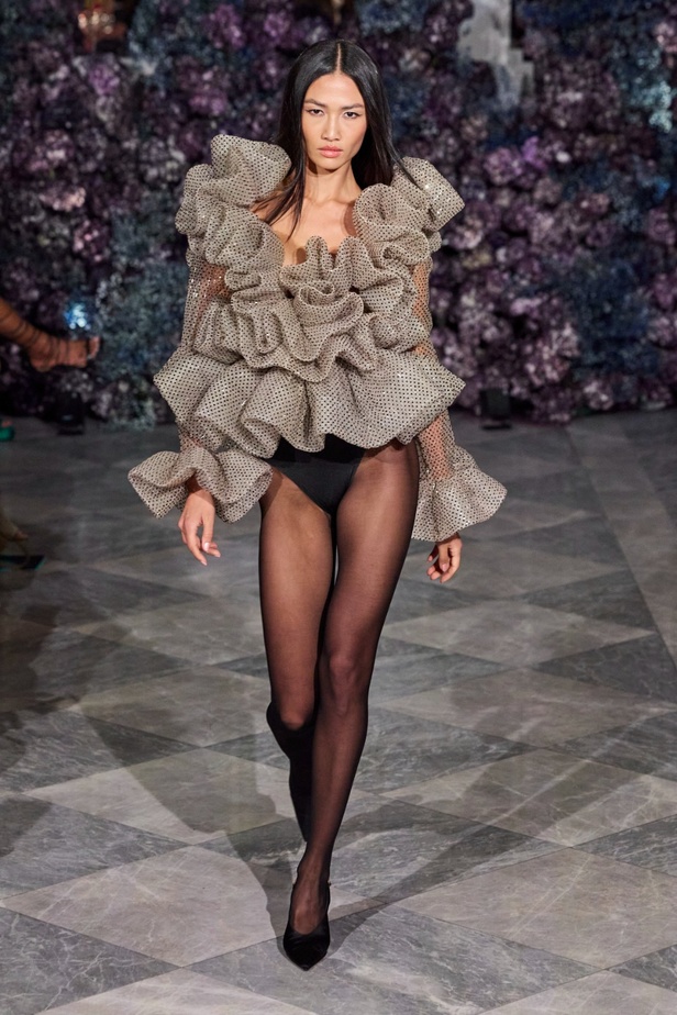 كريستيان سيريانو يحتفل بمرور 15 عامًا على تأسيس العلامة بعرض أزياء مميّز ومرصع بالنجوم