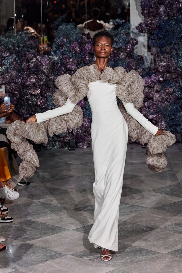 كريستيان سيريانو يحتفل بمرور 15 عامًا على تأسيس العلامة بعرض أزياء مميّز ومرصع بالنجوم