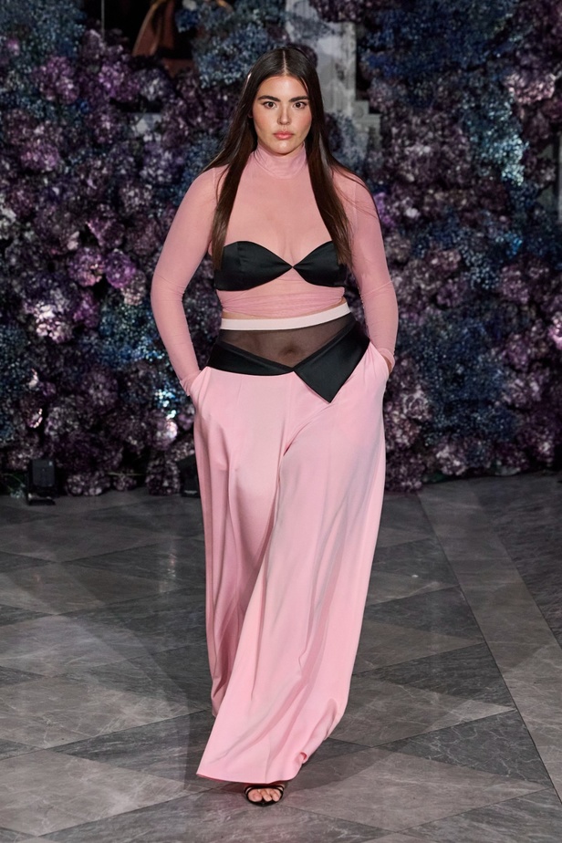 كريستيان سيريانو يحتفل بمرور 15 عامًا على تأسيس العلامة بعرض أزياء مميّز ومرصع بالنجوم