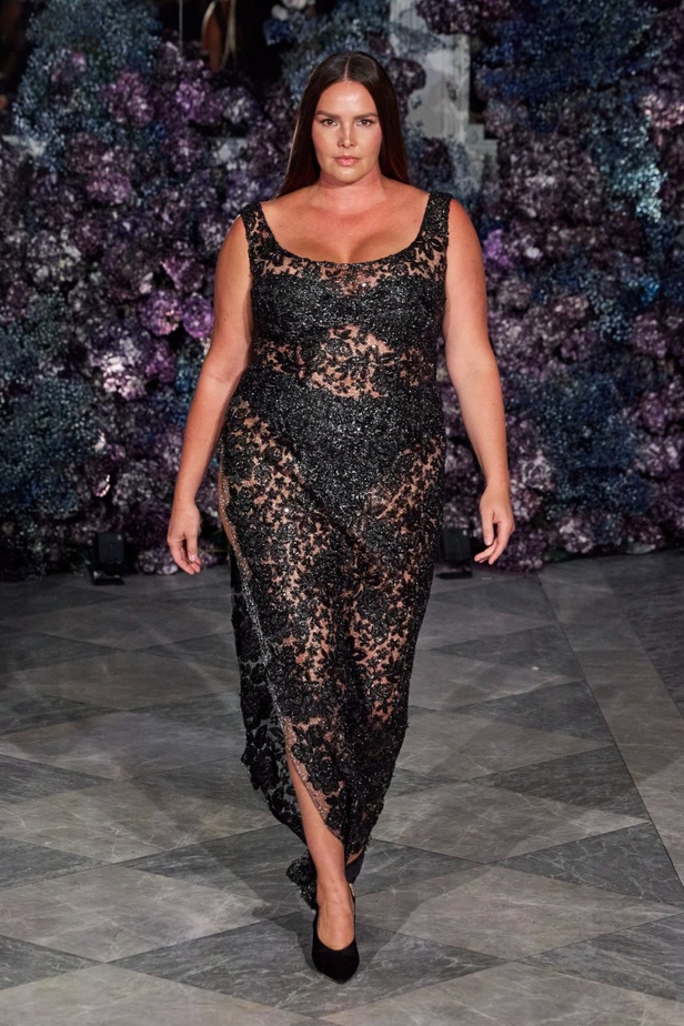 كريستيان سيريانو يحتفل بمرور 15 عامًا على تأسيس العلامة بعرض أزياء مميّز ومرصع بالنجوم