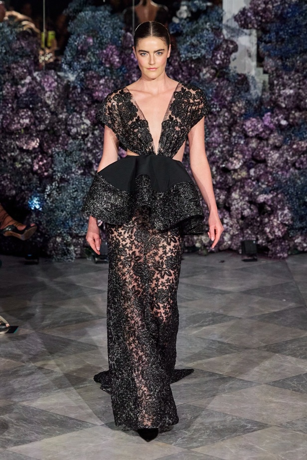 كريستيان سيريانو يحتفل بمرور 15 عامًا على تأسيس العلامة بعرض أزياء مميّز ومرصع بالنجوم