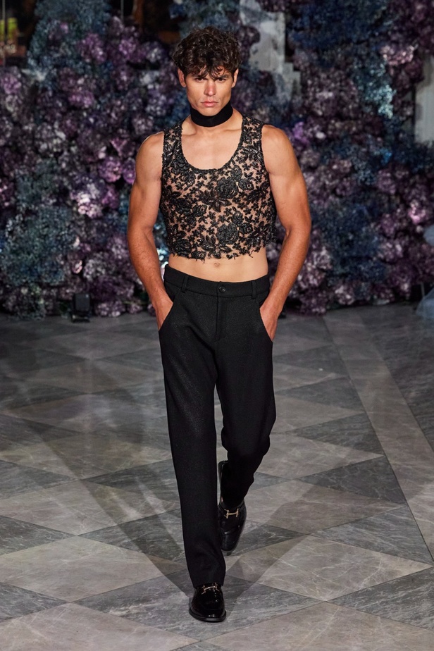 كريستيان سيريانو يحتفل بمرور 15 عامًا على تأسيس العلامة بعرض أزياء مميّز ومرصع بالنجوم