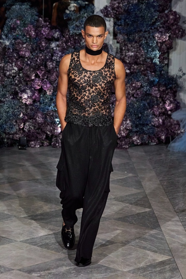 كريستيان سيريانو يحتفل بمرور 15 عامًا على تأسيس العلامة بعرض أزياء مميّز ومرصع بالنجوم