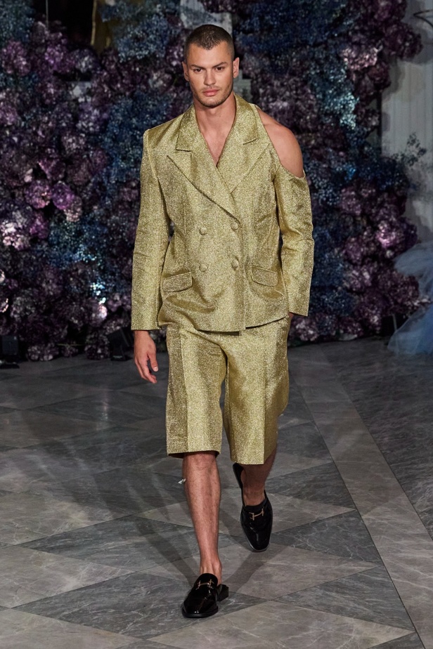 كريستيان سيريانو يحتفل بمرور 15 عامًا على تأسيس العلامة بعرض أزياء مميّز ومرصع بالنجوم