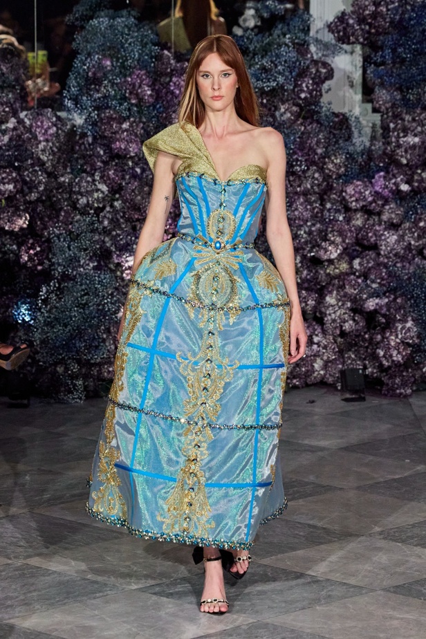 كريستيان سيريانو يحتفل بمرور 15 عامًا على تأسيس العلامة بعرض أزياء مميّز ومرصع بالنجوم