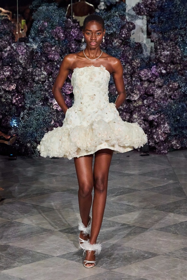 كريستيان سيريانو يحتفل بمرور 15 عامًا على تأسيس العلامة بعرض أزياء مميّز ومرصع بالنجوم