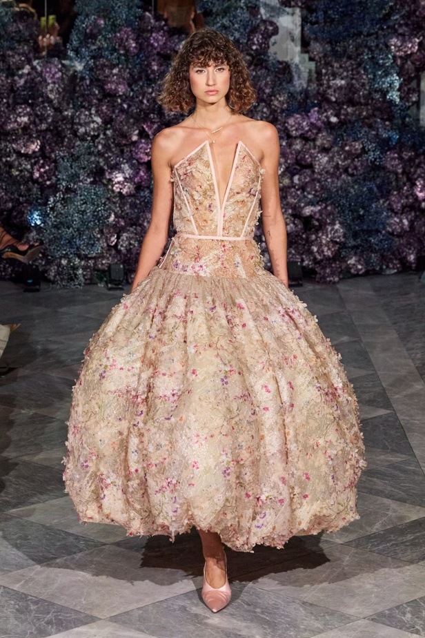 كريستيان سيريانو يحتفل بمرور 15 عامًا على تأسيس العلامة بعرض أزياء مميّز ومرصع بالنجوم