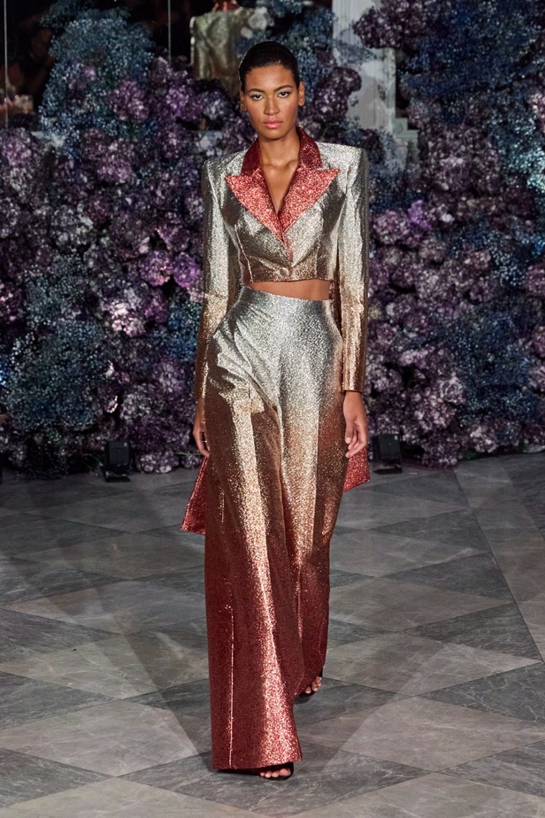 كريستيان سيريانو يحتفل بمرور 15 عامًا على تأسيس العلامة بعرض أزياء مميّز ومرصع بالنجوم