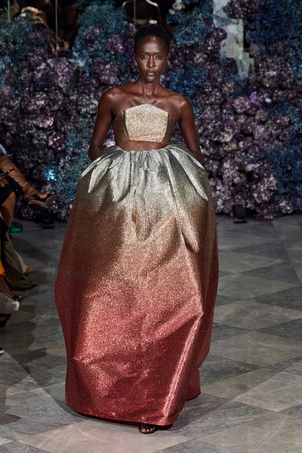 كريستيان سيريانو يحتفل بمرور 15 عامًا على تأسيس العلامة بعرض أزياء مميّز ومرصع بالنجوم