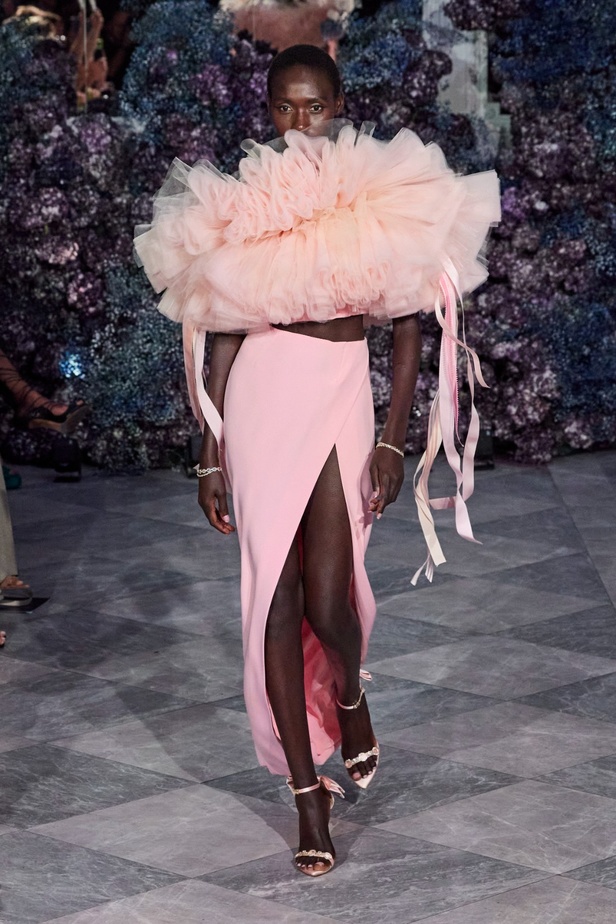 كريستيان سيريانو يحتفل بمرور 15 عامًا على تأسيس العلامة بعرض أزياء مميّز ومرصع بالنجوم