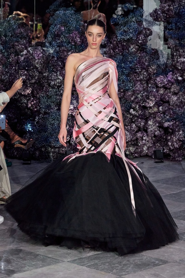 كريستيان سيريانو يحتفل بمرور 15 عامًا على تأسيس العلامة بعرض أزياء مميّز ومرصع بالنجوم