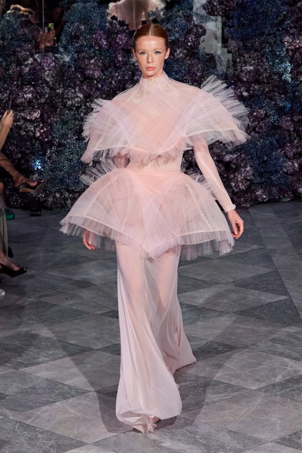 كريستيان سيريانو يحتفل بمرور 15 عامًا على تأسيس العلامة بعرض أزياء مميّز ومرصع بالنجوم