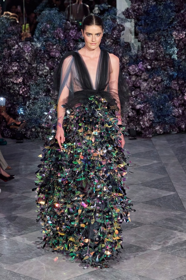 كريستيان سيريانو يحتفل بمرور 15 عامًا على تأسيس العلامة بعرض أزياء مميّز ومرصع بالنجوم