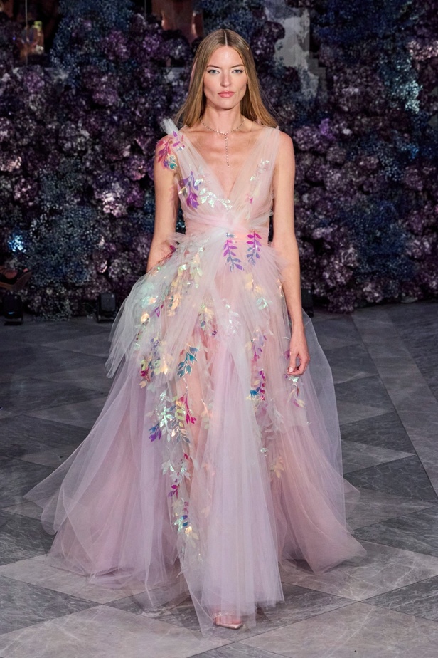 كريستيان سيريانو يحتفل بمرور 15 عامًا على تأسيس العلامة بعرض أزياء مميّز ومرصع بالنجوم