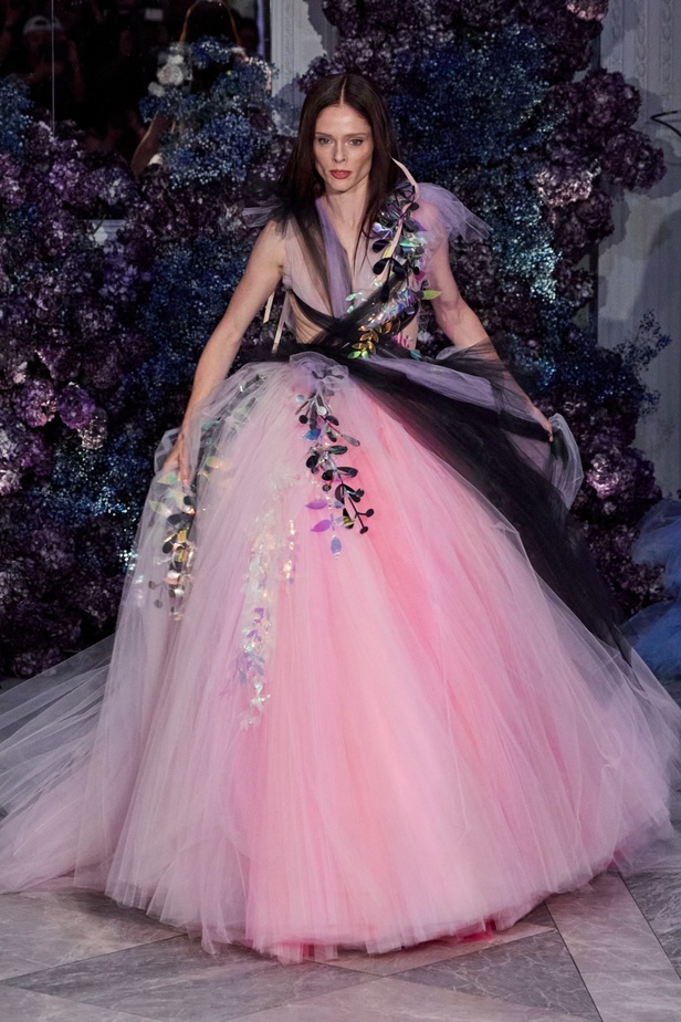 كريستيان سيريانو يحتفل بمرور 15 عامًا على تأسيس العلامة بعرض أزياء مميّز ومرصع بالنجوم