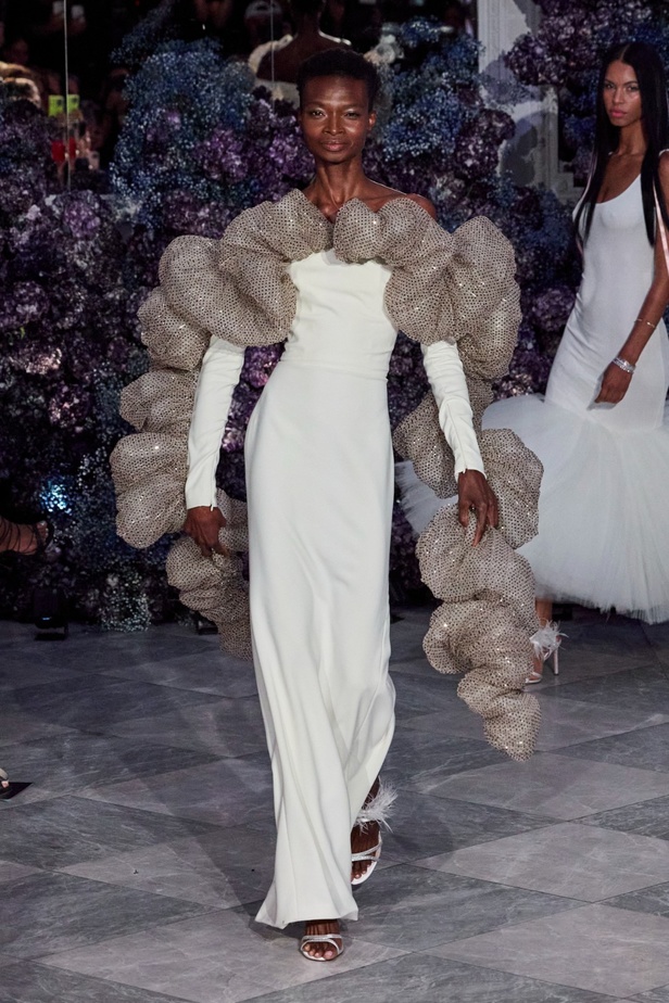 كريستيان سيريانو يحتفل بمرور 15 عامًا على تأسيس العلامة بعرض أزياء مميّز ومرصع بالنجوم