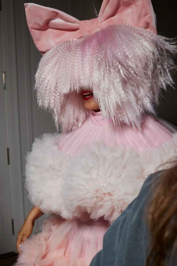 كريستيان سيريانو يحتفل بمرور 15 عامًا على تأسيس العلامة بعرض أزياء مميّز ومرصع بالنجوم