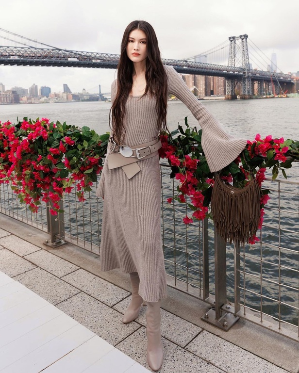 سحر الإجازة ورومانسية الهروب إلى السماء الزرقاء مع Michael Kors