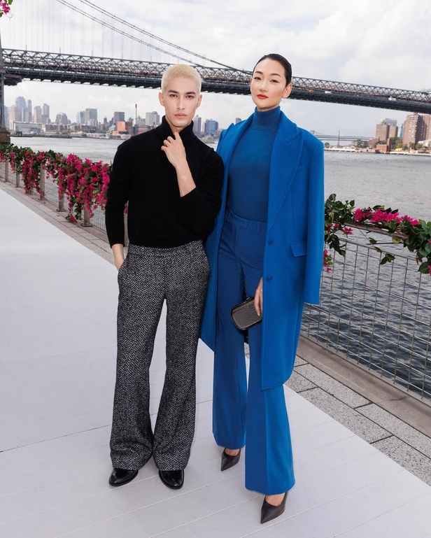 سحر الإجازة ورومانسية الهروب إلى السماء الزرقاء مع Michael Kors