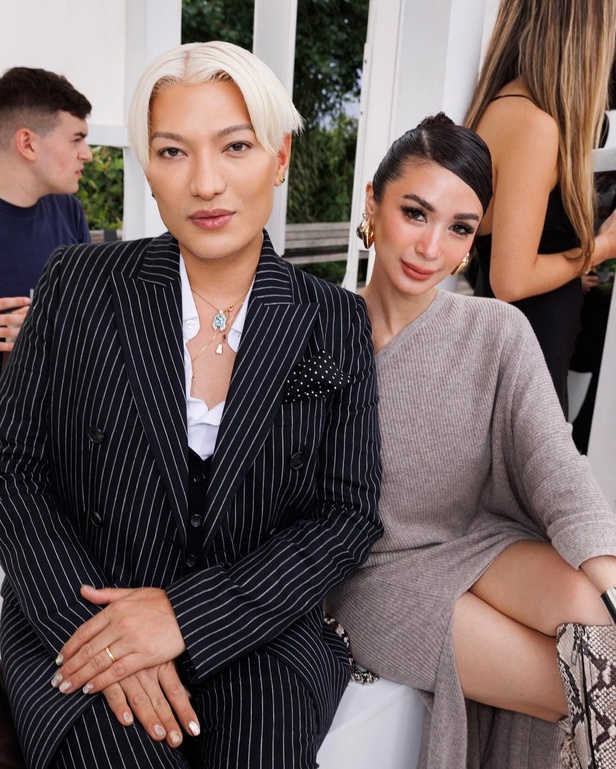 سحر الإجازة ورومانسية الهروب إلى السماء الزرقاء مع Michael Kors