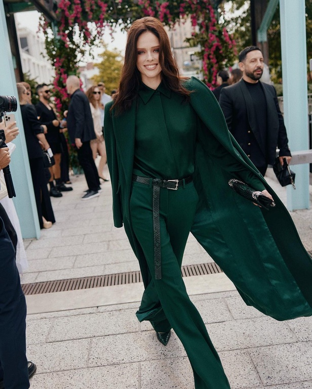 سحر الإجازة ورومانسية الهروب إلى السماء الزرقاء مع Michael Kors