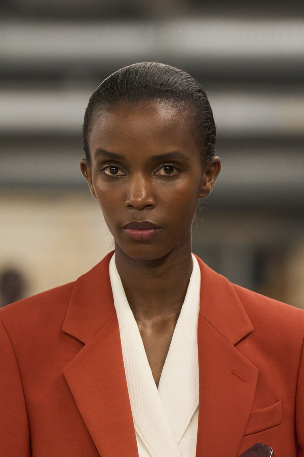 الشياكة والأنوثة تطبعان هوية عرض أزياء Tod's لربيع وصيف 2023 في ميلانو