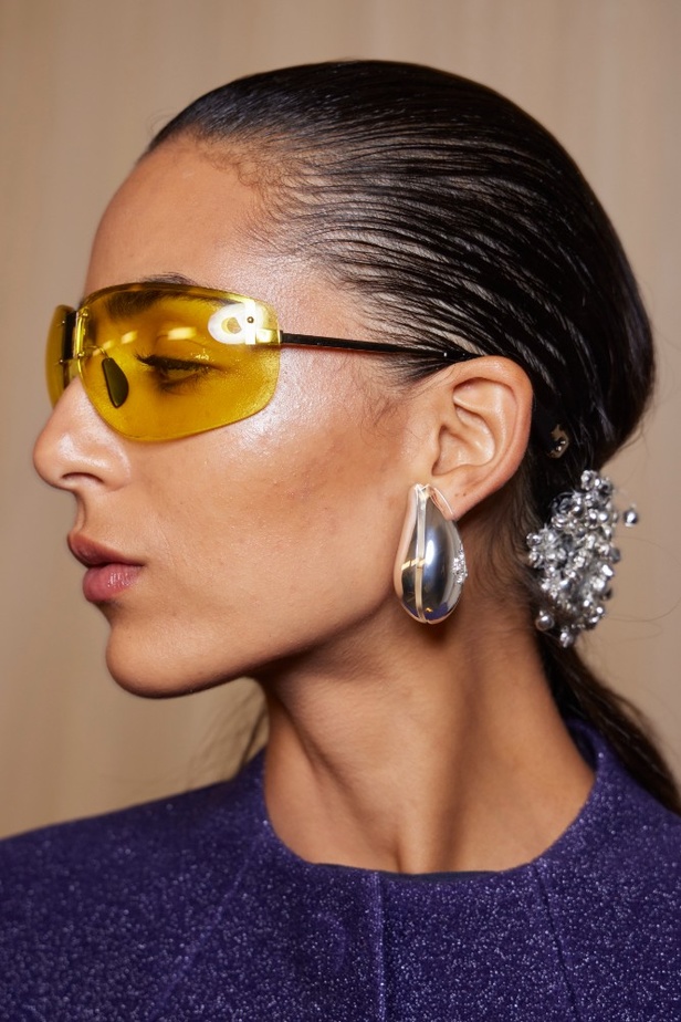 إطلالات جمالية من مجموعة Tory Burch لصيف 2024.