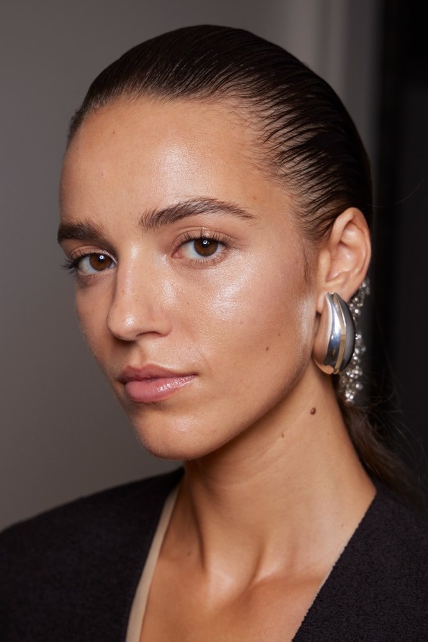 إطلالات جمالية من مجموعة Tory Burch لصيف 2024.