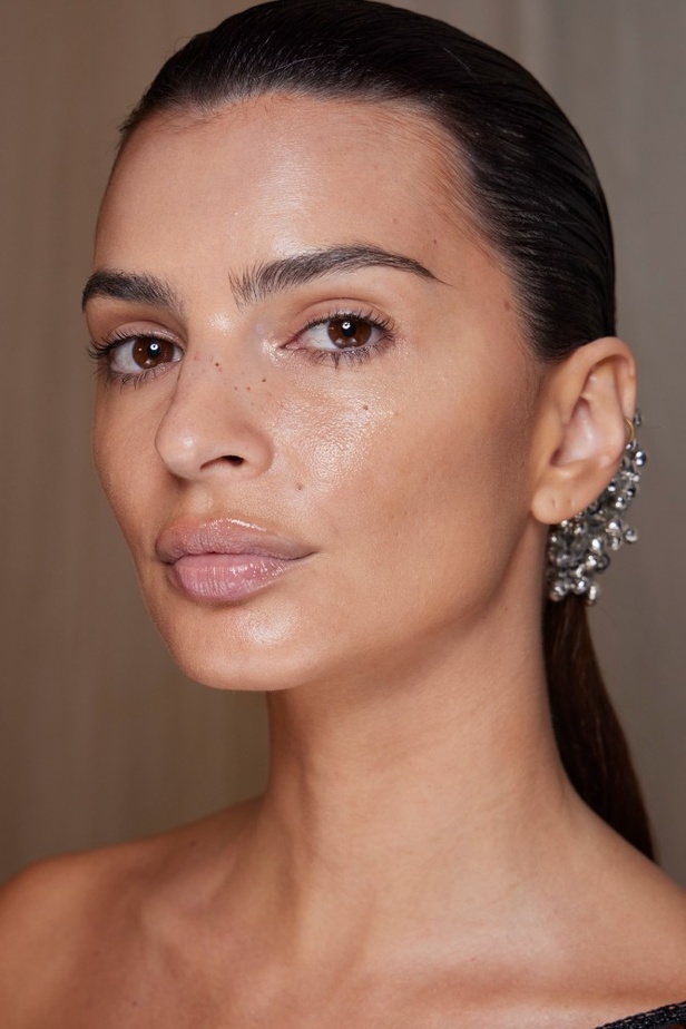 إطلالات جمالية من مجموعة Tory Burch لصيف 2024.