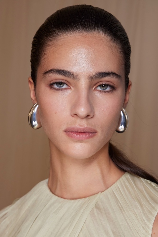 إطلالات جمالية من مجموعة Tory Burch لصيف 2024.