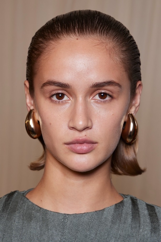 إطلالات جمالية من مجموعة Tory Burch لصيف 2024.