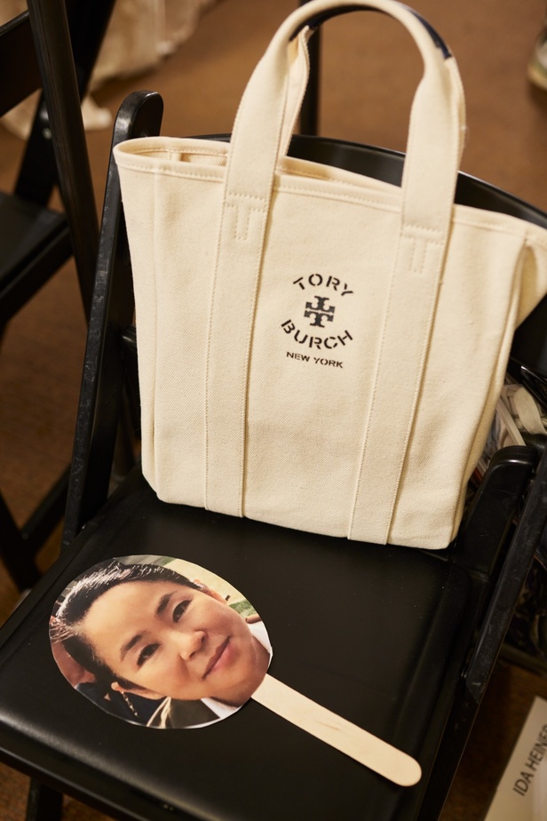 مجموعة Tory Burch لصيف 2024... نظرة فريدة لتحرير المرأة من خلال الأزياء