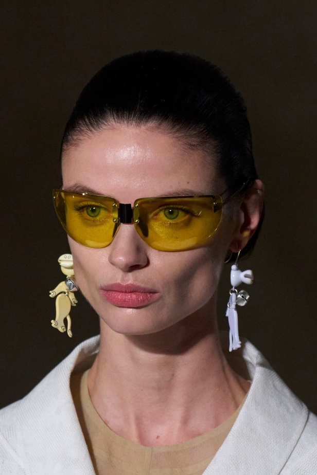 إطلالات جمالية من مجموعة Tory Burch لصيف 2024.