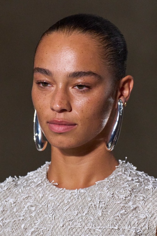 إطلالات جمالية من مجموعة Tory Burch لصيف 2024.