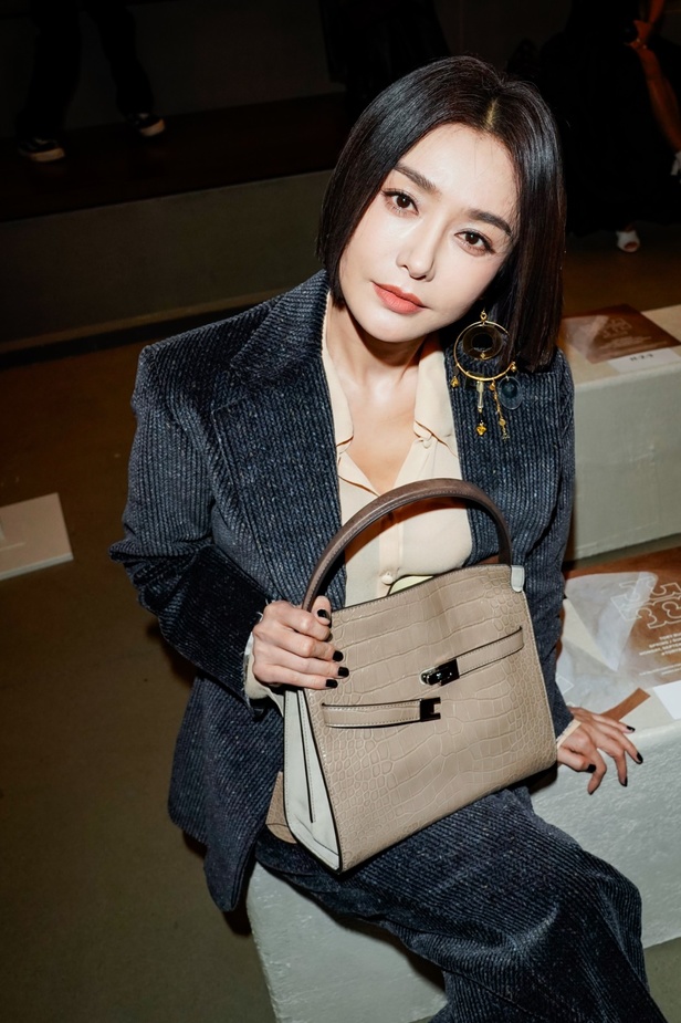 مجموعة Tory Burch لصيف 2024... نظرة فريدة لتحرير المرأة من خلال الأزياء