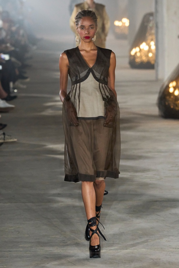 فنية ومفاهيمية وحَية... مجموعة Undercover لربيع 2024