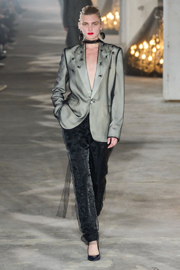 فنية ومفاهيمية وحَية... مجموعة Undercover لربيع 2024