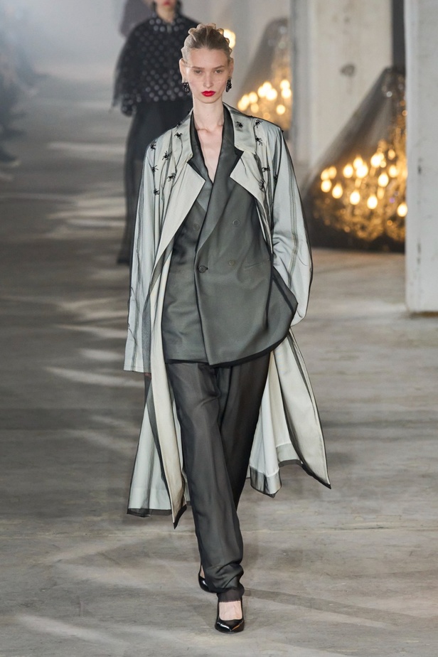 فنية ومفاهيمية وحَية... مجموعة Undercover لربيع 2024