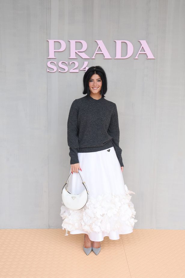 PRADA تحيي حقيبة من أرشيف الدار في مجموعة تحبس الأنفاس 