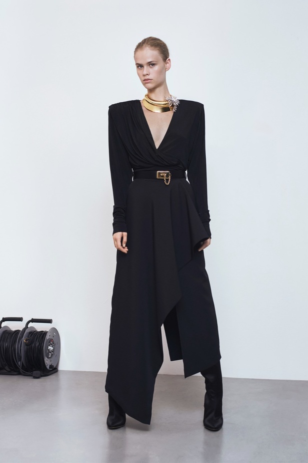 الخطوط القوية غير المتماثلة تزين مجموعة Alexandre Vauthier لربيع وصيف 2024