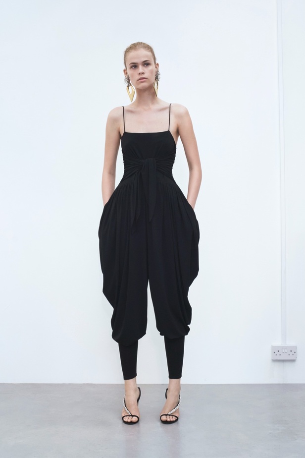 الخطوط القوية غير المتماثلة تزين مجموعة Alexandre Vauthier لربيع وصيف 2024