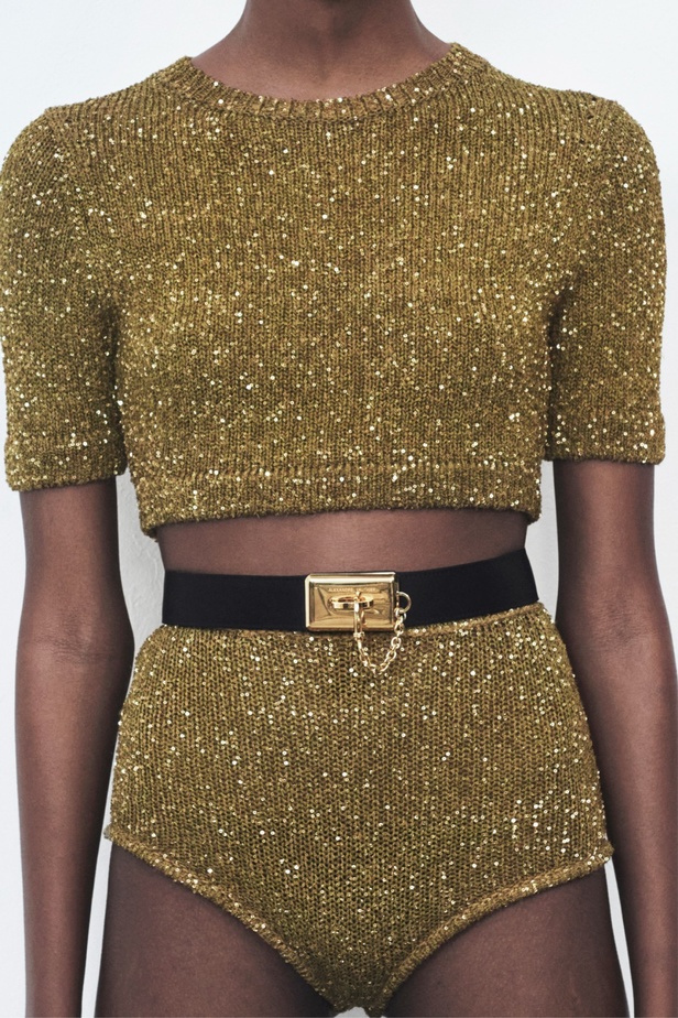 الخطوط القوية غير المتماثلة تزين مجموعة Alexandre Vauthier لربيع وصيف 2024