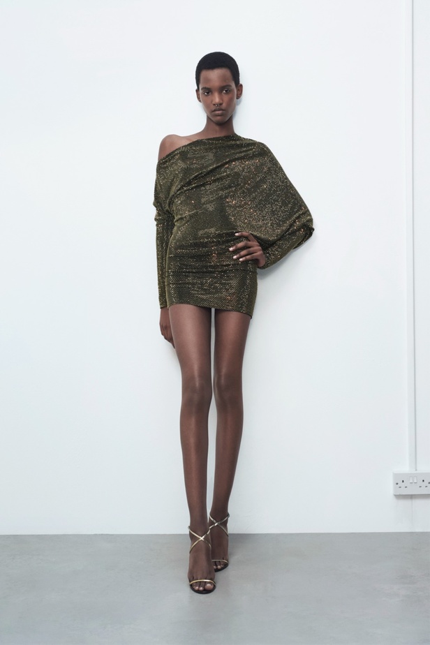 الخطوط القوية غير المتماثلة تزين مجموعة Alexandre Vauthier لربيع وصيف 2024