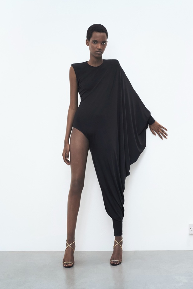 الخطوط القوية غير المتماثلة تزين مجموعة Alexandre Vauthier لربيع وصيف 2024