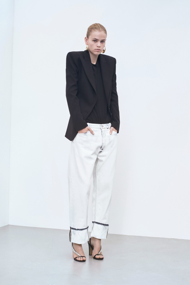 الخطوط القوية غير المتماثلة تزين مجموعة Alexandre Vauthier لربيع وصيف 2024