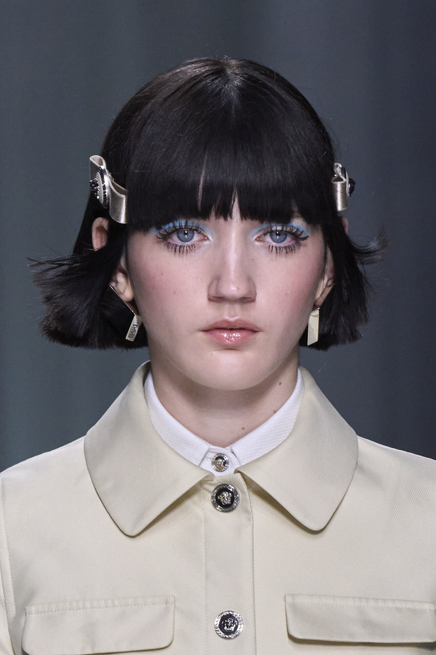 مجموعة Versace لربيع وصيف 2024 تظهر الطابع الأنثوي بإشراقة اللون الأبيض ومربعات الكارو