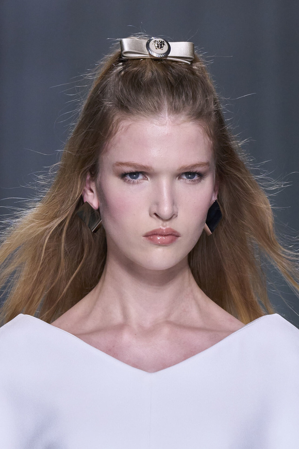 مجموعة Versace لربيع وصيف 2024 تظهر الطابع الأنثوي بإشراقة اللون الأبيض ومربعات الكارو