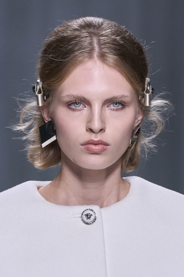 مجموعة Versace لربيع وصيف 2024 تظهر الطابع الأنثوي بإشراقة اللون الأبيض ومربعات الكارو