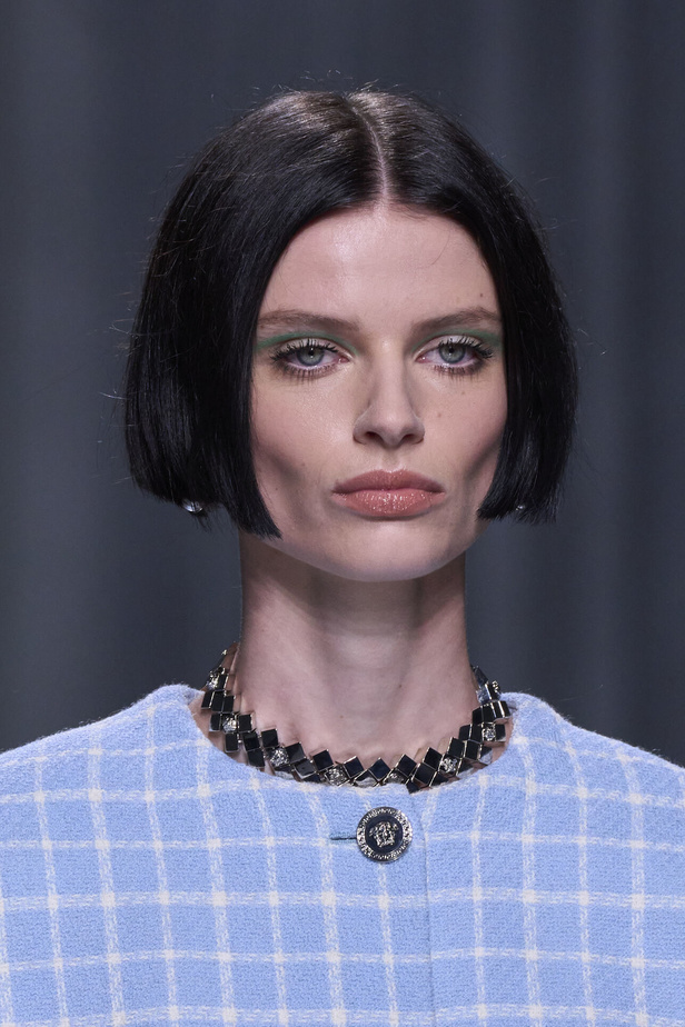 مجموعة Versace لربيع وصيف 2024 تظهر الطابع الأنثوي بإشراقة اللون الأبيض ومربعات الكارو